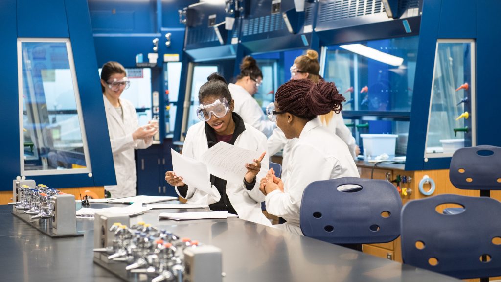 University of Michigan-Flint students in new chemistry lab