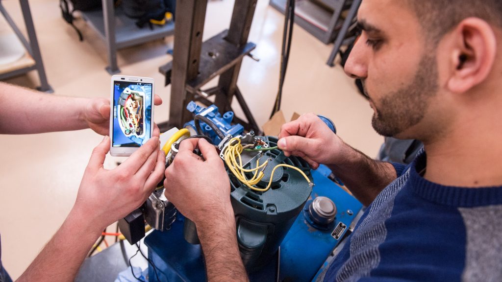 Students at University of Michigan-Flint engineering lab