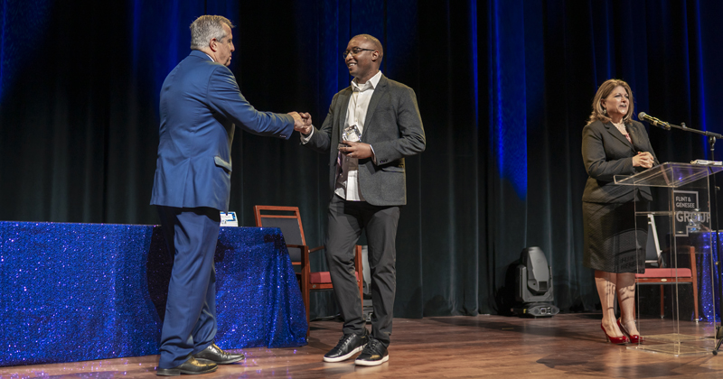 Tauzzari Robinson accepts an award